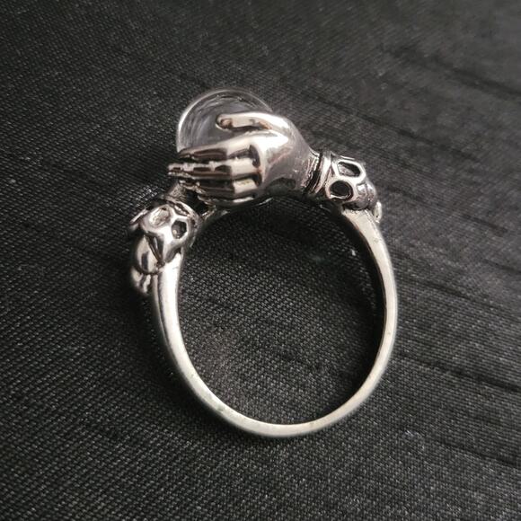 Size 6 Crystal ball in fortune teller hands ring - Picture 1 of 4